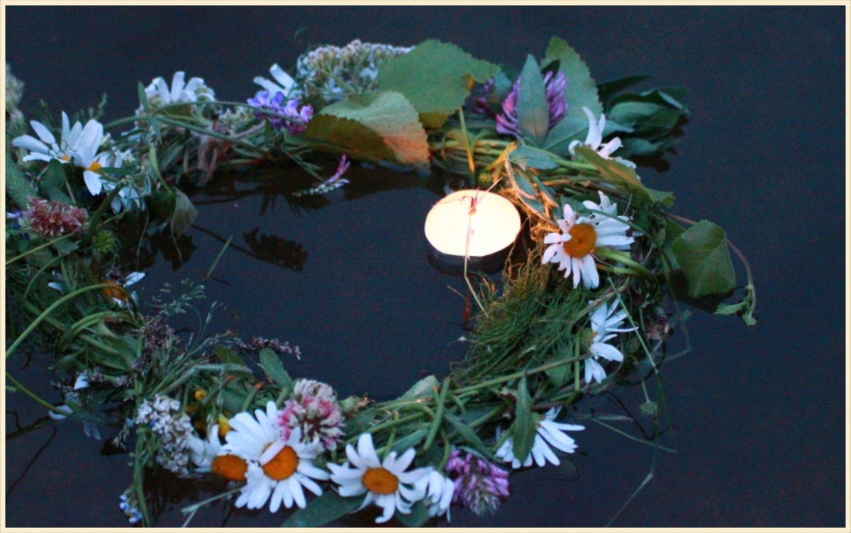 Девушка с венком купалле. Венок на купалле. Венок на троицу. Венок на праздник ивана купала. Венок на купалле.