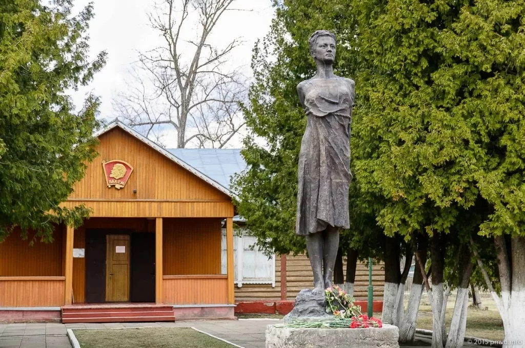 Музей Зои Космодемьянской в Петрищево. Памятник Зое Космодемьянской в Петрищево. Деревня Петрищево музей Зои. Памятник Зое Космодемьянской Руза.