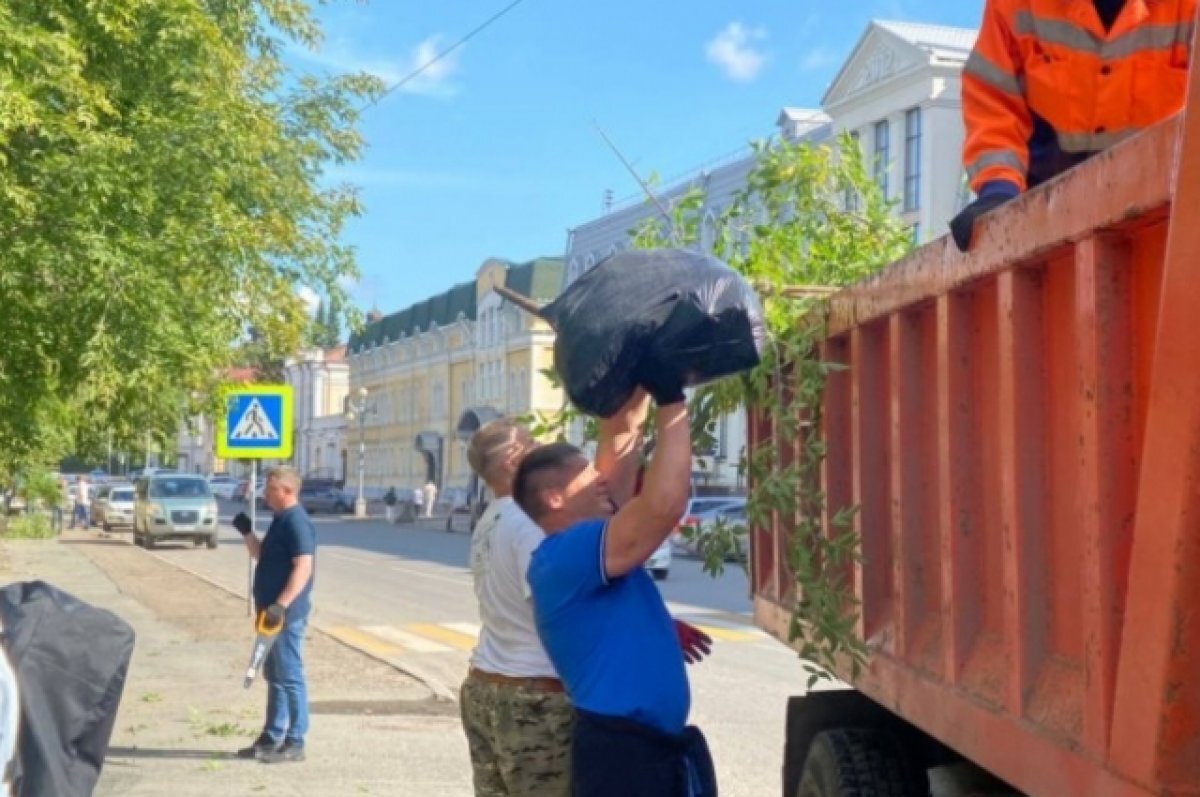    Городской субботник прошел на набережной Ушайки в Томске