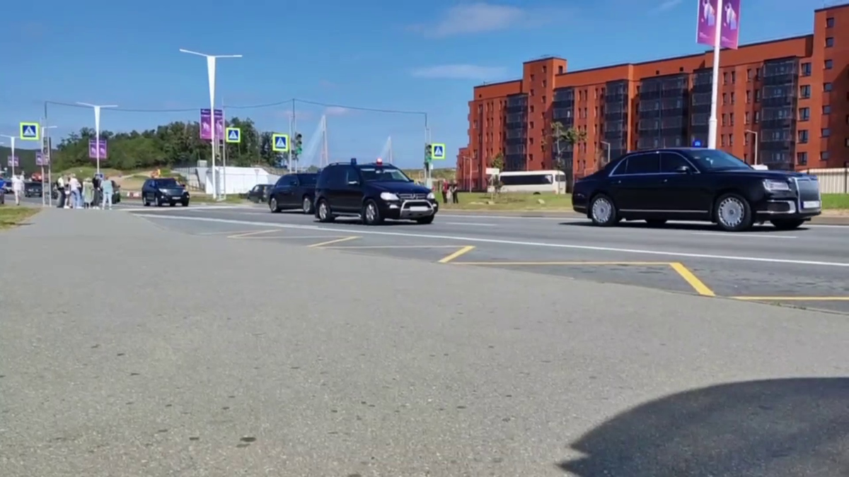 «Мост перекрыт»: Ким Чен Ын прибыл на Русский остров во Владивостоке