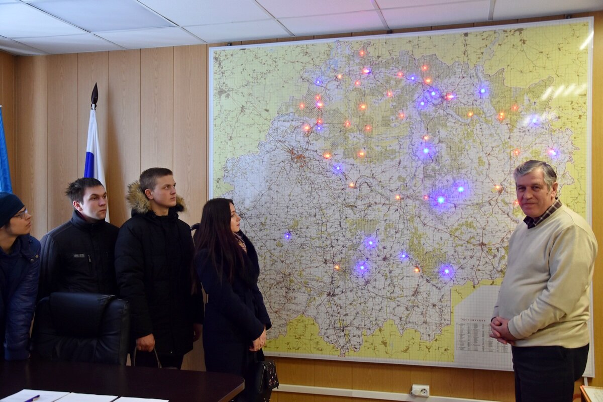 Специалист «Пожлеса» показывает интерактивную карту, которая позволяет контроллировать пожароопасные районы мещерских лесов.