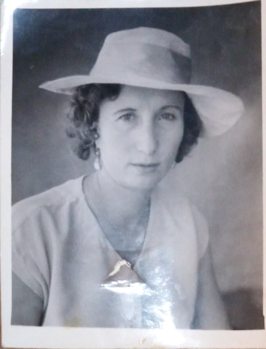 Фото из семейного архива. Мать. Она была модницей. Любила красивые платья, наряды. Внешним видом отличалась от местных женщин.