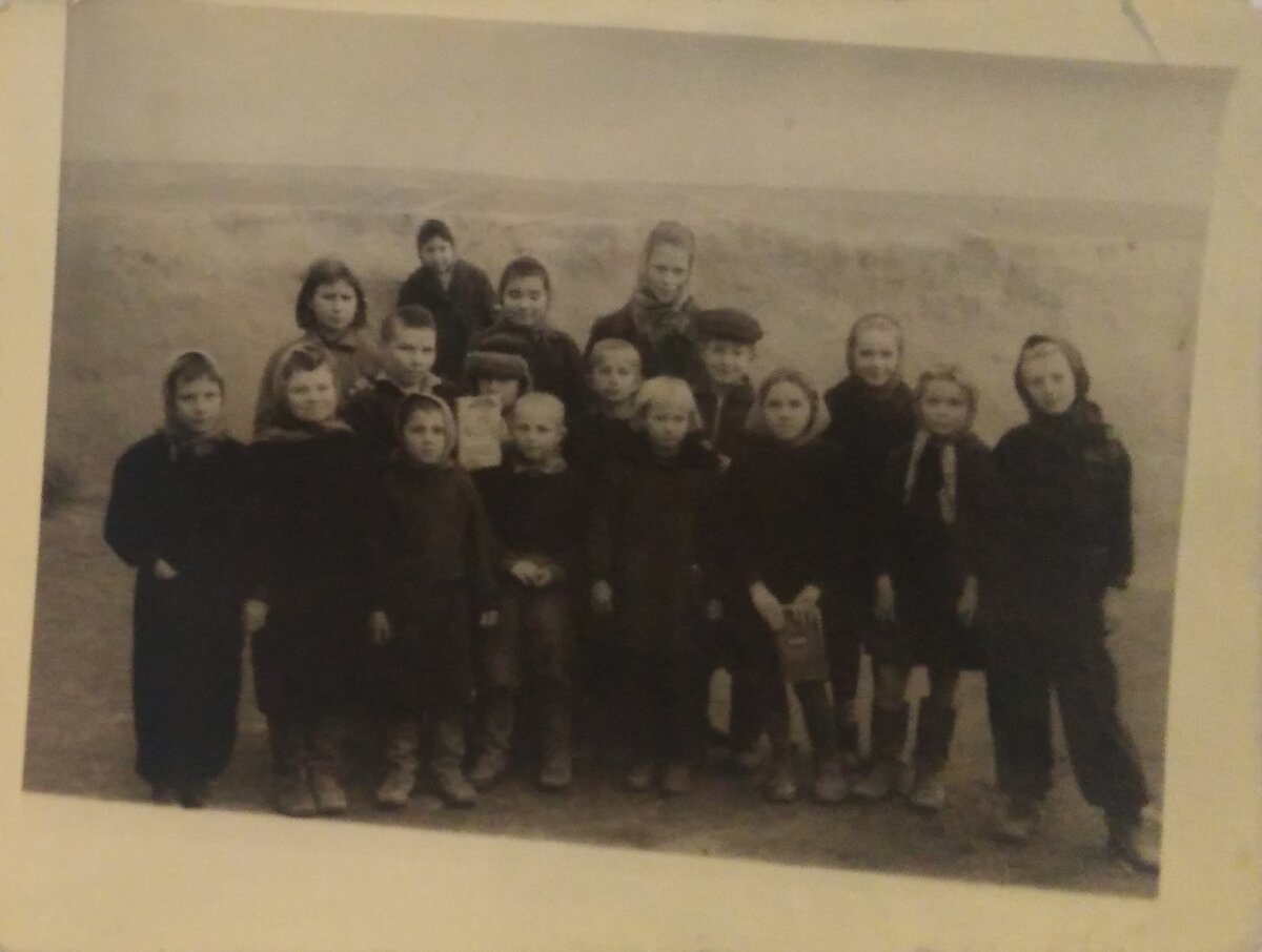 Фото из семейного архива. Первая осень, нам уже выдали кирзовые сапрлоги.