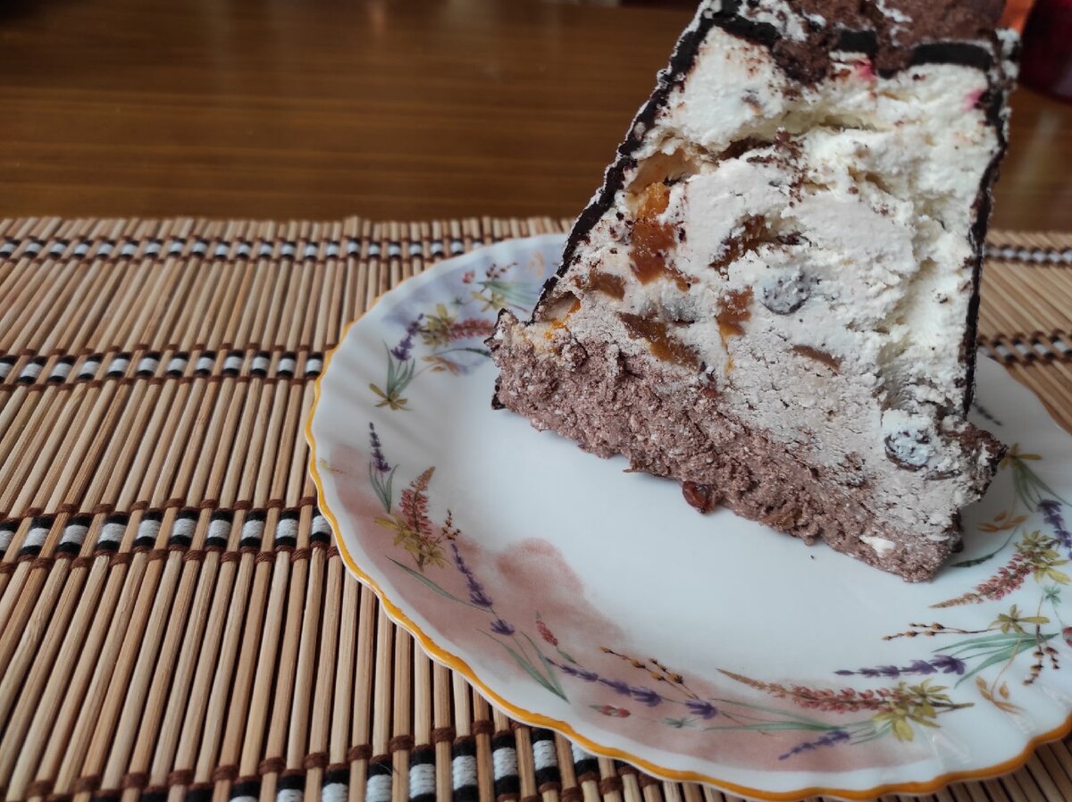 Пасха сверху полита шоколадом. Вкусная, как говорят: "Ум отъешь!" 