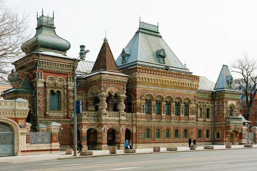 Rus building. Особняк купца Игумнова. Посольство Франции особняк Игумнова. Дом купца Игумнова в Москве. Особняк Игумнова на Якиманке в Москве.