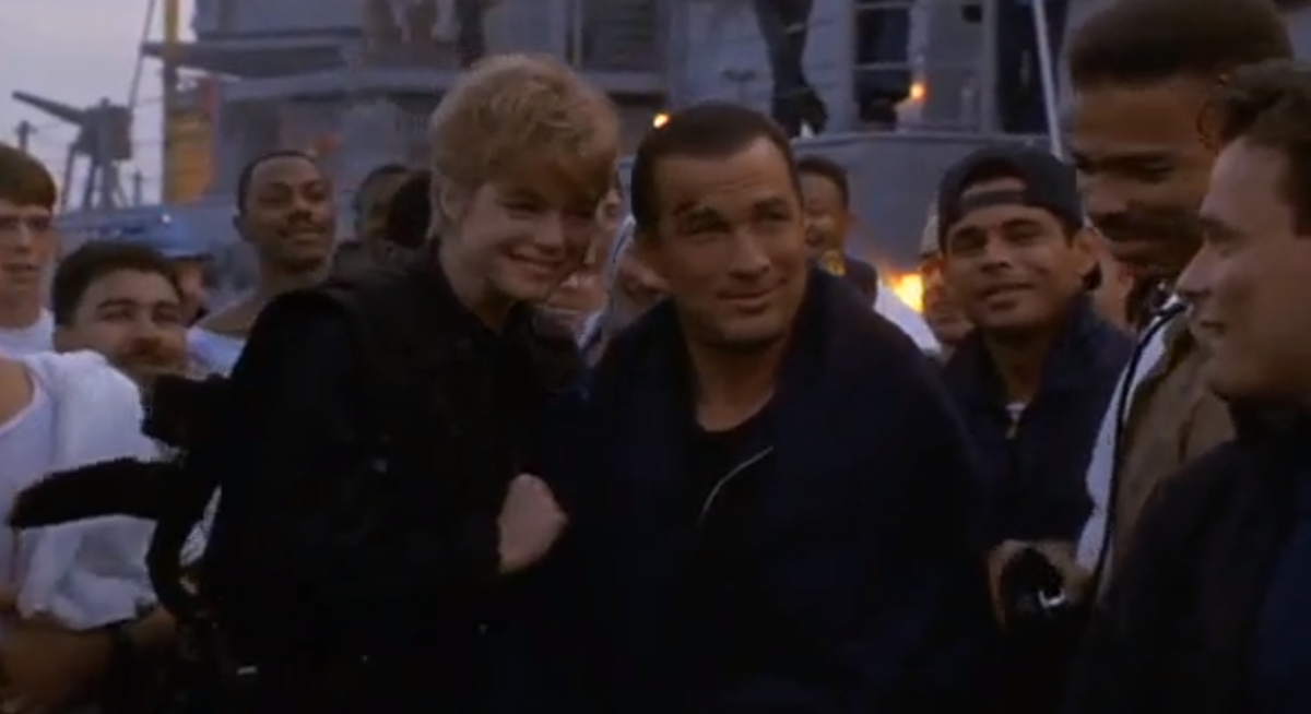 Кадр из кинофильма "В осаде", 1992 г., режиссер Эндрю Дэвис, сценарист Дж.Ф. Лоутон, композитор Гэри Чан (скриншот)