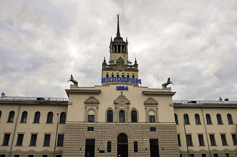 Володя давно мечтал побывать на ипподроме. Нет не в том месте, где делают ставки, где все пропитано запахом денег и азарта, а посмотрит на это изнутри. В минувшее воскресенье в составе небольшой группы любопытных людей ему все-таки удалось побывать на Центральном московском ипподроме. И кое-что сфотографировать. Он даже не предполагал, что он существует не просто для развлечения людей, которым некуда девать деньги, а как испытания результатов селекционно-племенной работы в коневодстве. Посетили музей, где узнали о выведенной в России знаменитой орловской рысистой породе лошадей. Прогулялись по коридорам ипподрома, где сохранились куски лепнины, которая была сделана в далёких пятидесятых, по полю, где в разноцветных камзолах и касках разъезжали на запряженных рысаках наездники. Далее экскурсовод повёл группу к комплексу конюшен, объясняя о том каким образом коней выбирают на скачки. На особо пугливых надевали «ушки» на уши и шоры на глаза, чтобы никакие звуки не отвлекали по пути к кубку.  Как одна такая лошадь стояла неподалеку с наездником. Володя решил подойти поближе, чтобы сфотографировать такое чудо. Никто не понял, что произошло, но коня что-то испугало, и он, лягнув задними копытами, заде по касательной голову Владимира. Скорая приехала быстро и стала приводить жертву в сознание. Каково же было их удивление, когда мужчина заговорил на непонятном языке.  Долго промучившись с пациентом, они не знали как с ним поступить, пока к месту происшествия не подошел старый таджик, один из работников ипподрома.
-Это похоже фарси. - Ответил он, -так сейчас не разговаривают. Нужно обратиться к профессору, изучающему ранний фарси.
-Постойте, какой фарси, я во время экскурсии разговаривал с этим человеком не раз. Зовут его Владимир, москвич.
В это время Владимир что-то бормотал, пытаясь схватить врача за руку. Дирекция ипподрома решила, что нужно вызвать ученного, знающего фарси. Кто знает этих иностранцев, так можно на дипломатический скандал нарваться. Ученного нашли и показали ему пострадавшего. Тот заинтересованно задавал вопросы, что-то отвечал, что-то спрашивал, пока не оторвался от своего блокнота и обвел всех глазами.
-Ну что же я могу сказать, действительно, этот человек разговаривает на раннем фарси, впоследствии которого образовались такие языки как иранский, таджикские и другие. Некоторые считают его персидским, но это более ранний вариант. Так вот, этот молодой человек утверждает, что он кузнец, шел домой к жене и детям и как оказался здесь, понятия не имеет.
 Владимира забрали в психиатрическую больницу. Тот самый таджик, работник ипподрома, навещал его несколько раз и сообщил любопытным, что ученный часто наведывается к пострадавшему, но изменений в состоянии больного нет. 

