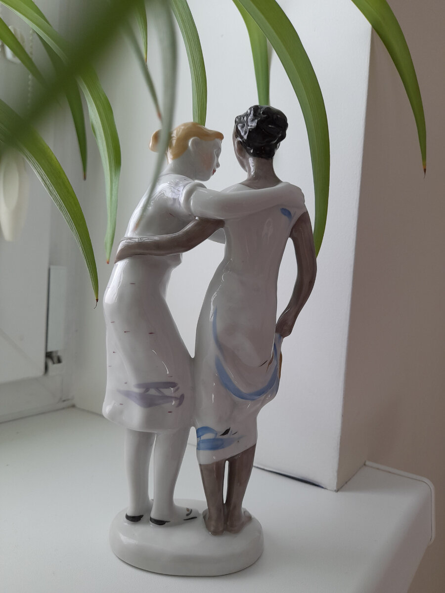 Платья в нежных пастельных тонах - красота! Фото скульптуры из личной коллекции автора.