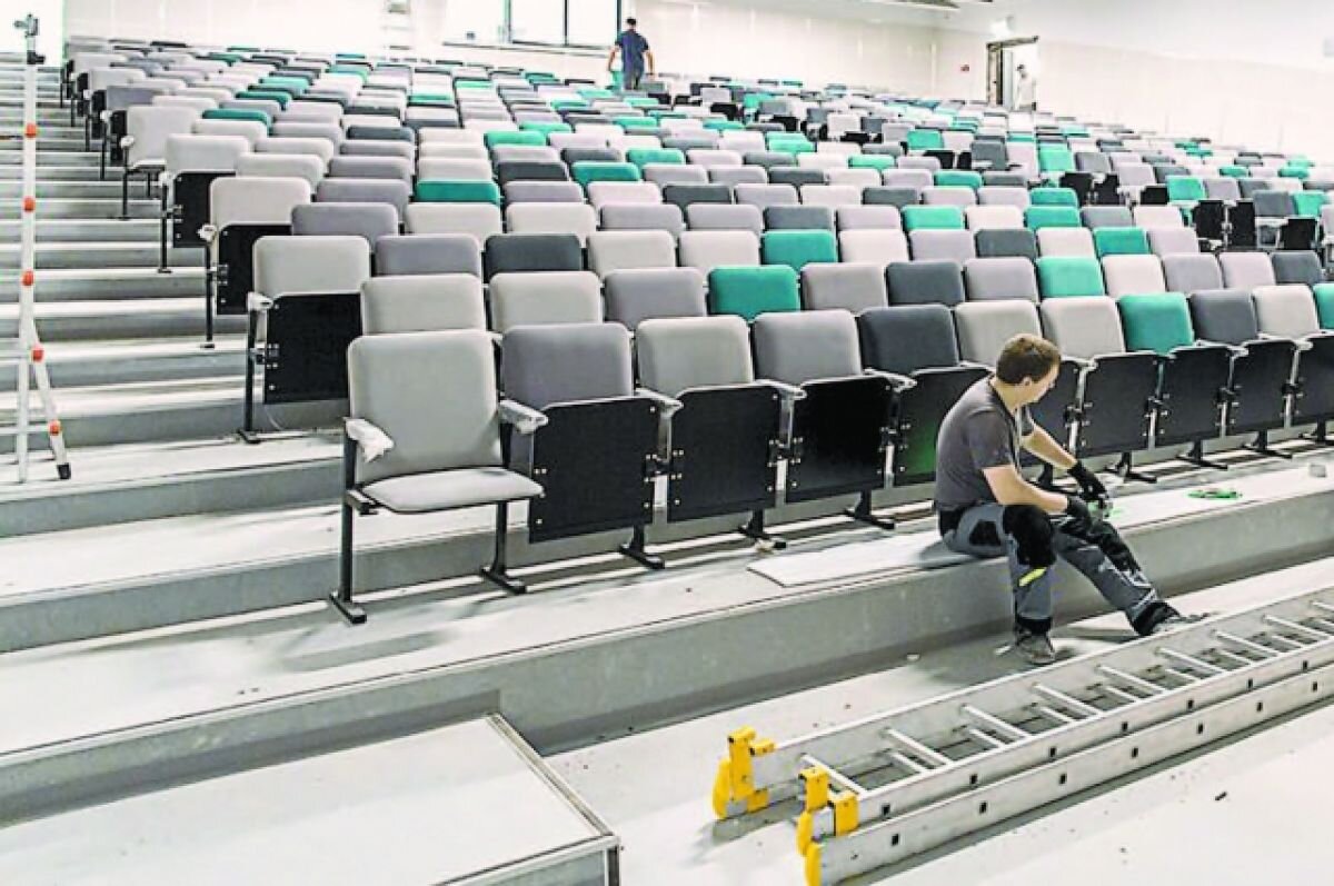    Актовый зал в строящемся учебном корпусе на ул. Ясеневая. С помощью автоматики трибуны можно спрятать у стены.