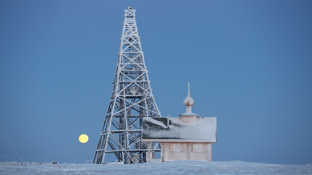 ЧАСОВНЯ НА ОСТРОВЕ БЕЛОМ, ЯМАЛО-НЕНЕЦКИЙ АВТОНОМНЫЙ ОКРУГ. ФОТОГРАФИЯ: ВЛАДИМИР ПУШКАРЕВ / ПРЕЗИДЕНТСКАЯ БИБЛИОТЕКА ИМ. Б.Н. ЕЛЬЦИНА, САНКТ-ПЕТЕРБУРГ