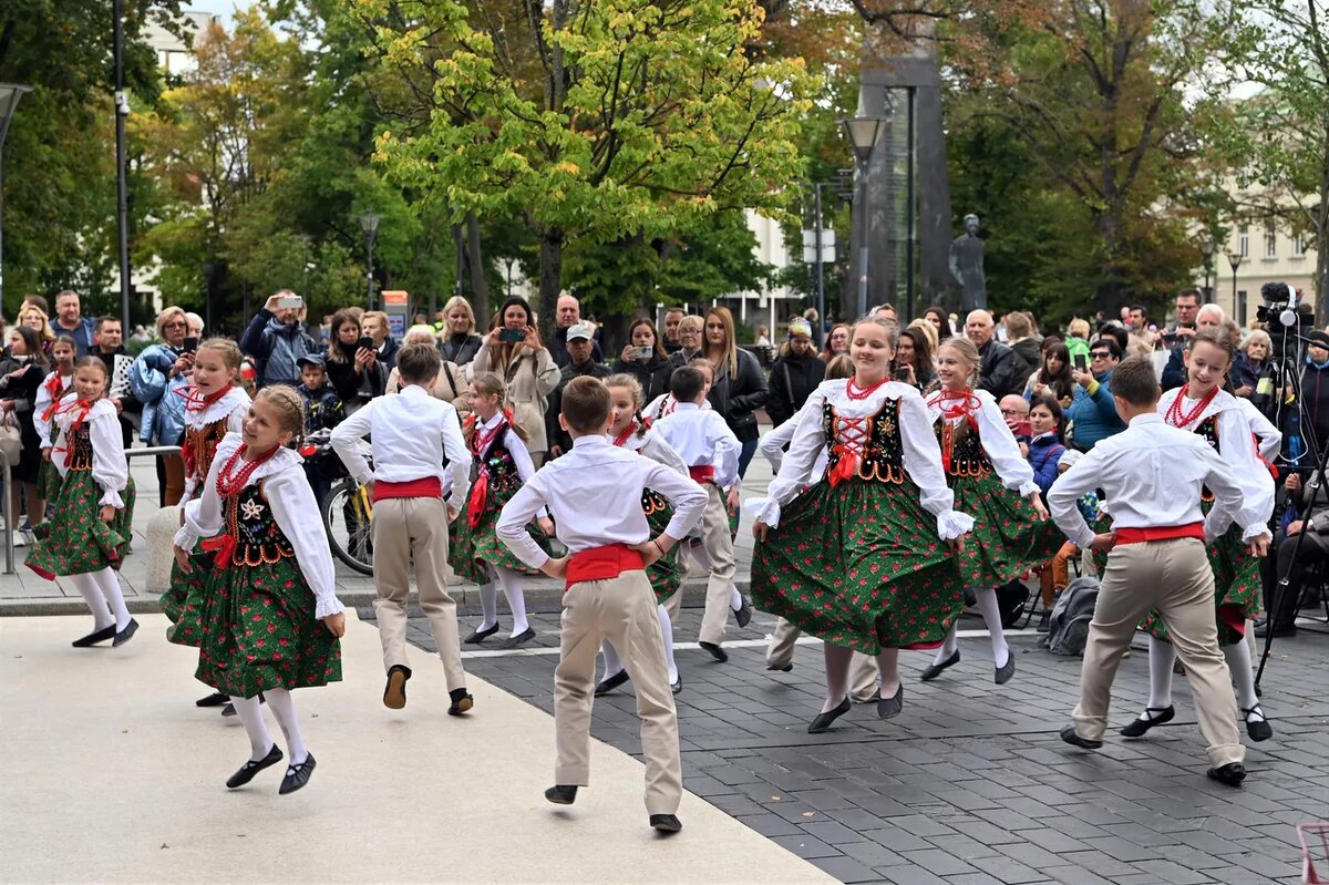 Традиции и обычаи народов Прибалтики. Литва народ. События в Вильнюсе. Традиции одного из народов Таджикистана.