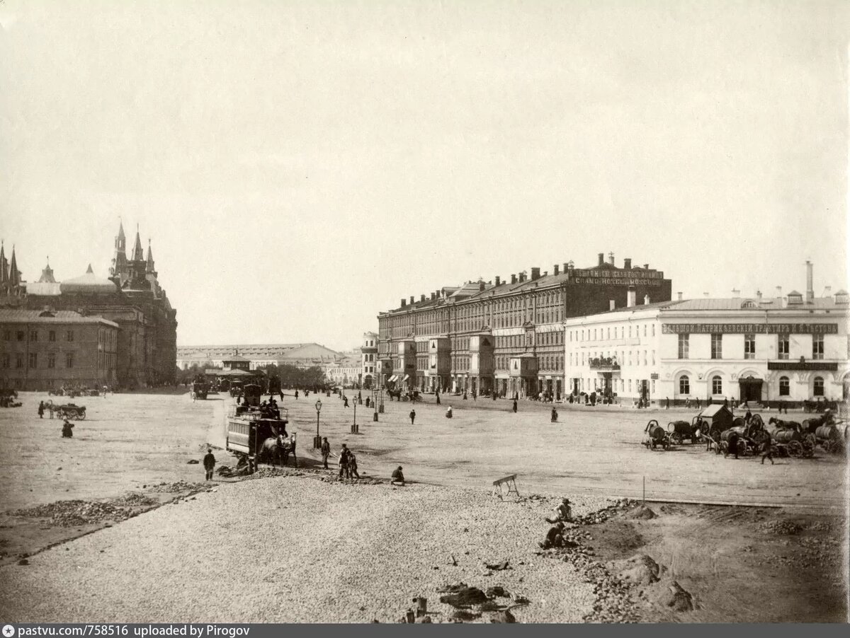 Здание (справа на фото) трактира Тестова в 1888-1889 годах. Вид от современной площади Революции. С сайта www.pastvu.com.