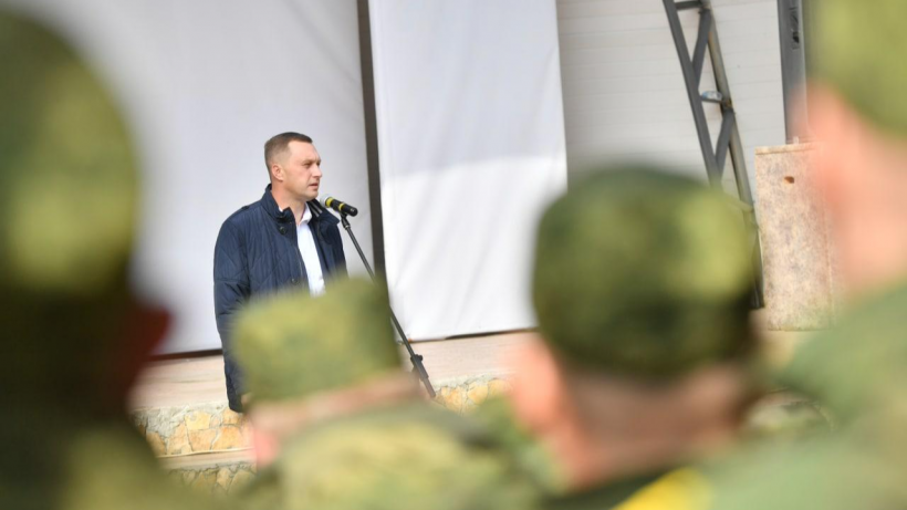    Губернатор Саратовской области Роман Бусаргин выступает перед мобилизованными гражданами. Фото Пресс-служба губернатора Саратовской области