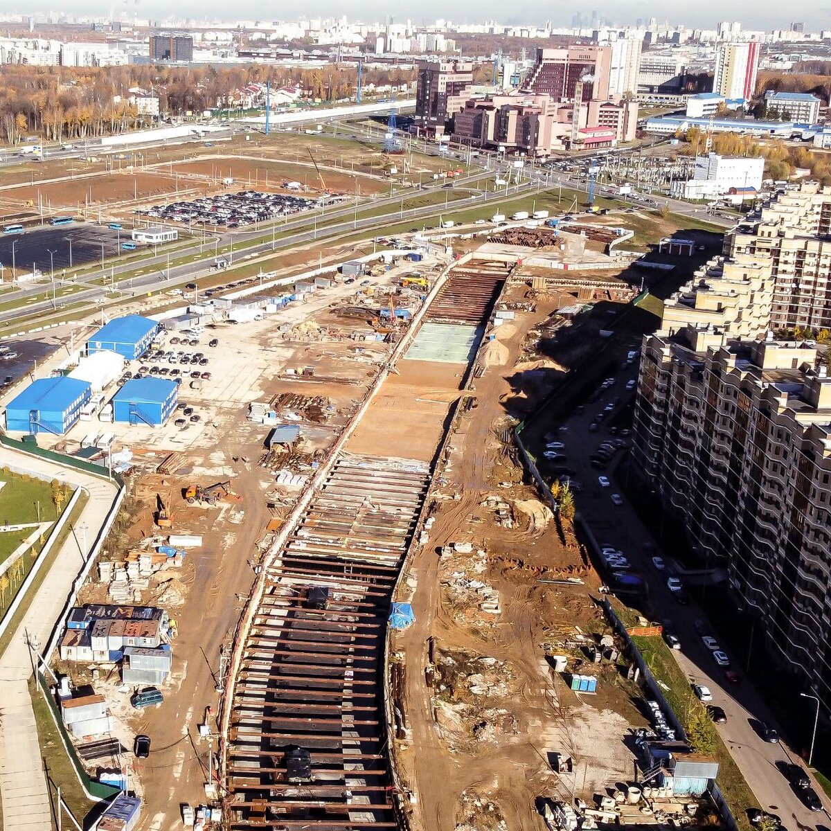 📷 1: Активно засыпают платформенную часть станции.