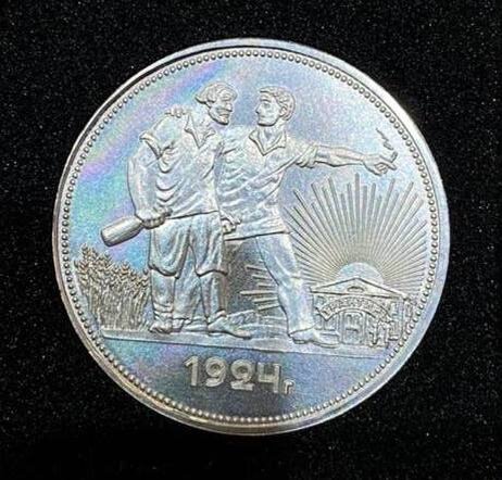 Рубль 1924 года штемпельный блеск в прекрасной сохранности. Стоп. Посмотрите внимательнее … и ещё внимательнее?ничего необычного не замечаете?)