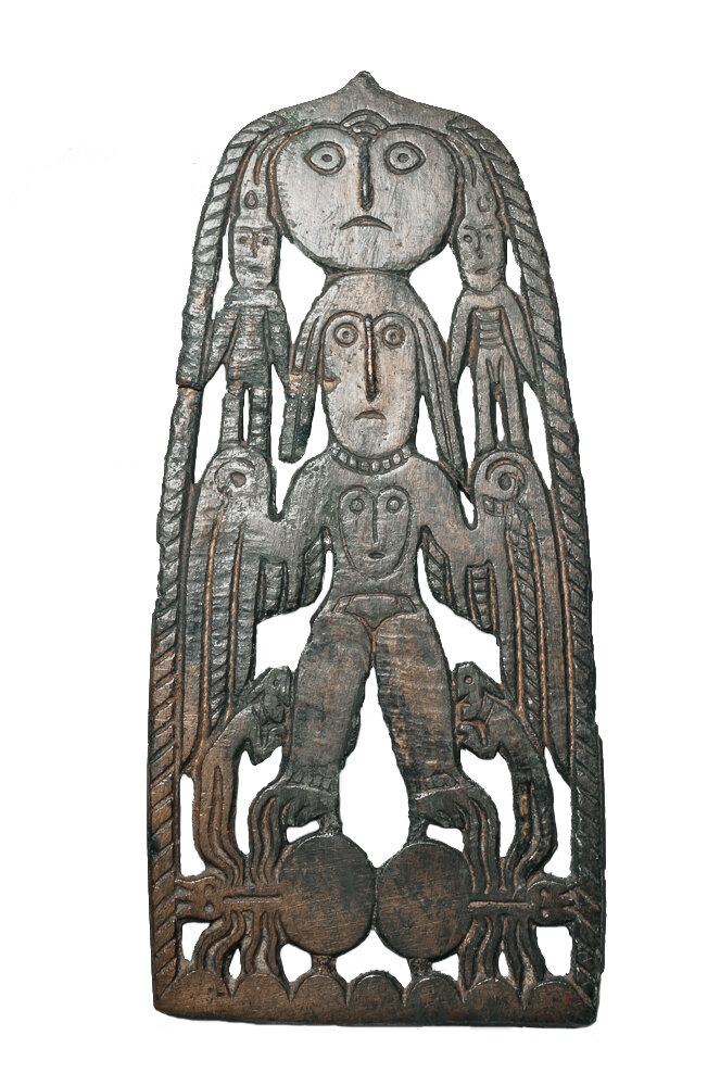 Пластина с богиней на пауках. VII–VIII вв. н.э. Собрание Чердынского краеведческого музея