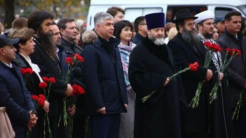     Сегодня вся страна отмечает День народного единства. В Ростове-на-Дону этот день начали с возложения цветов к памятнику императрице Елизавете Петровне в Покровском сквере, ведь именно благодаря ей и появился наш город.