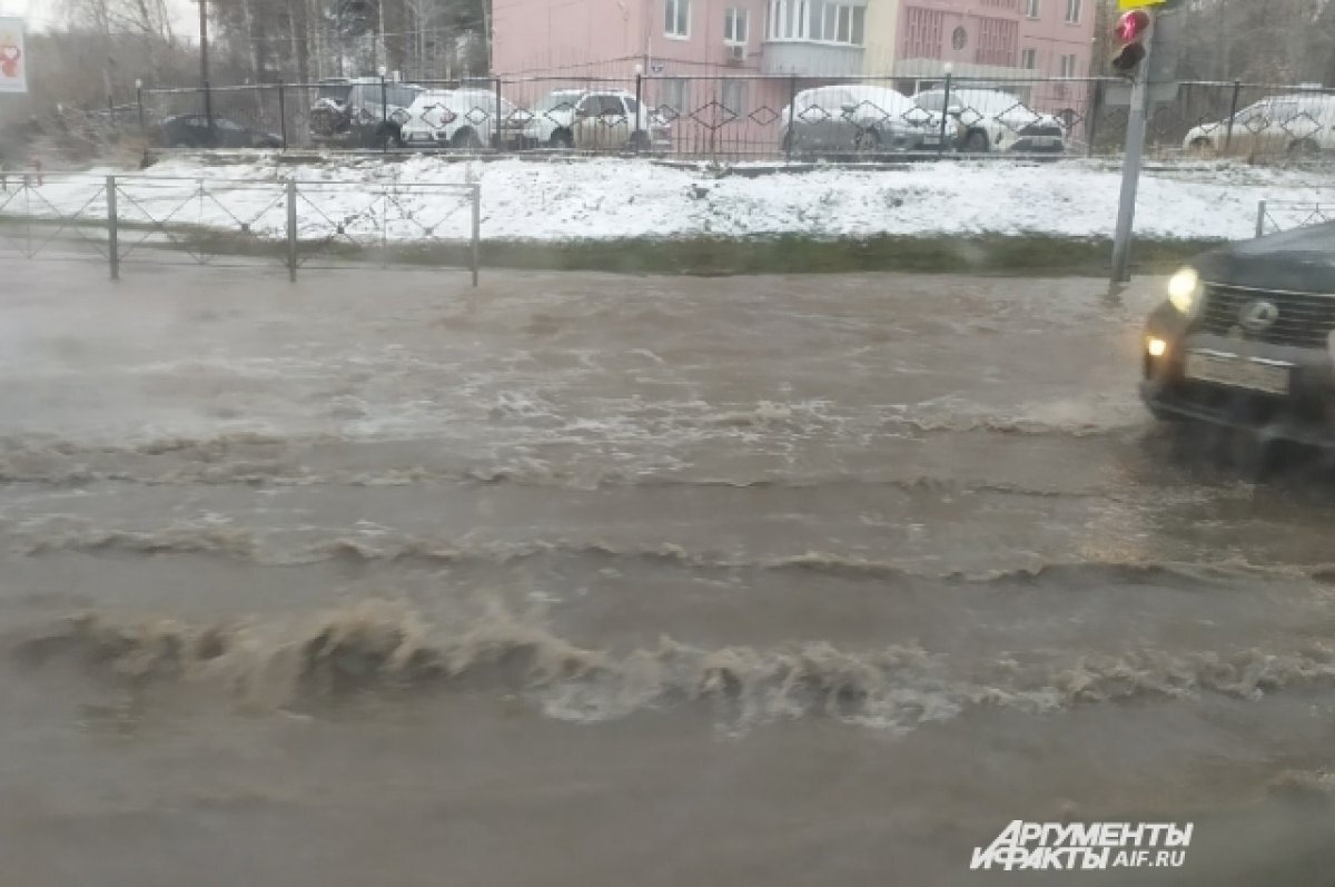    Появилось видео потопа на улице Малкова в Перми