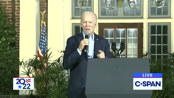 Байден едва не упал на сцене во время выступления в Нью-Йорке. Видео © twitter / Shahryar Sultan