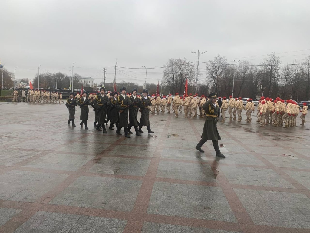 В Твери молодежь прошла маршем в честь военного парада на Красной площади