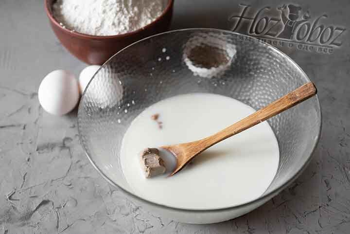 Для опары соединим в миске теплое молоко, немного сахара и дрожжи