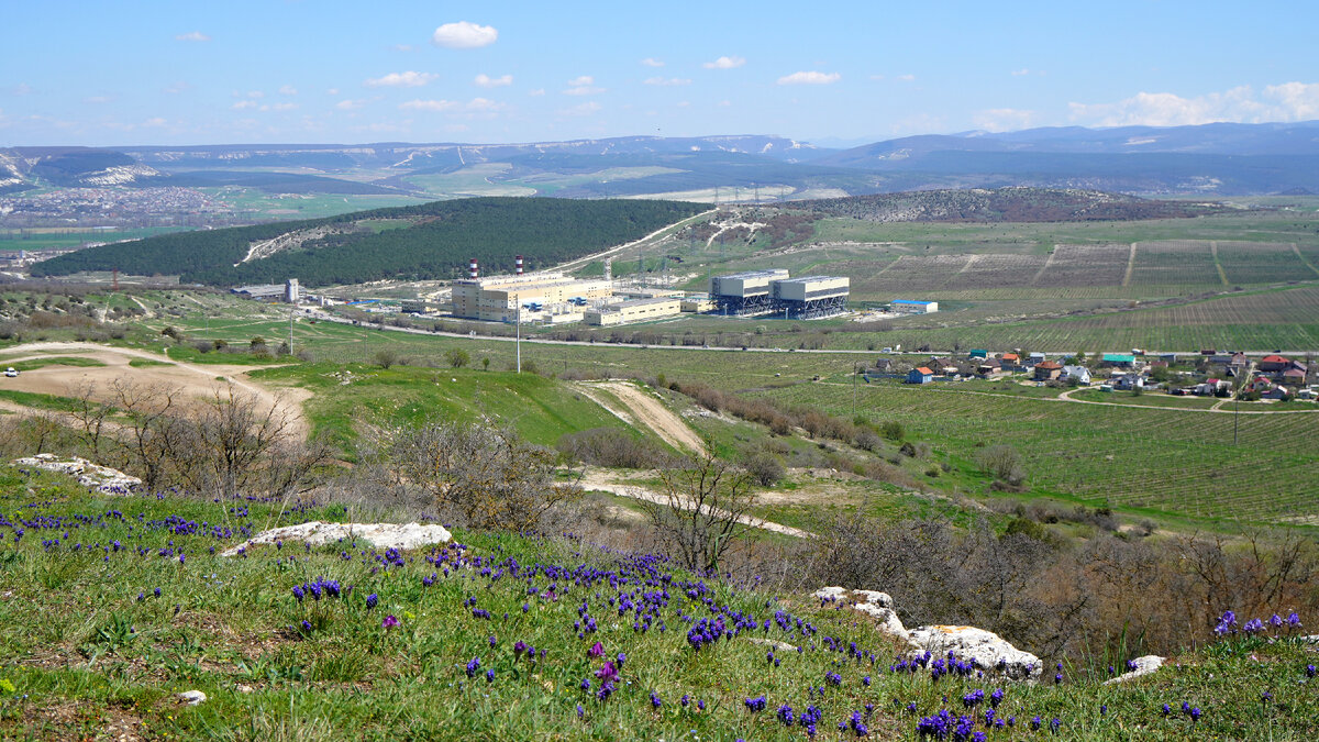 Балаклавская ТЕС, за ней Федюхины высоты. Вид с Сапун-Горы