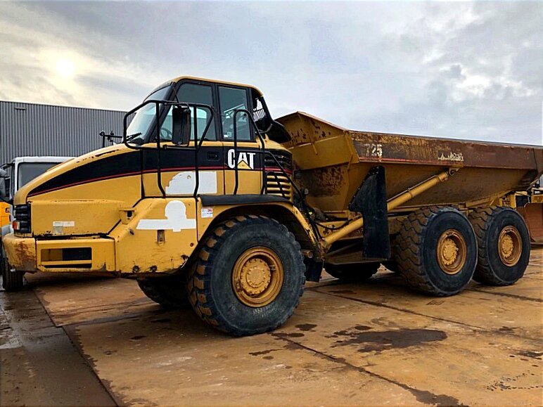 Сочленённый самосвал Caterpillar 725 6x6 из Голландии. Фото для иллюстрации с сайта gruzovik.com, обработка автора