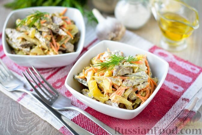 печень свиная, огурцы маринованные, морковь, лук репчатый, масло растительное, сметана, майонез, горчица, чеснок, соль, перец чёрный молотый, зелень