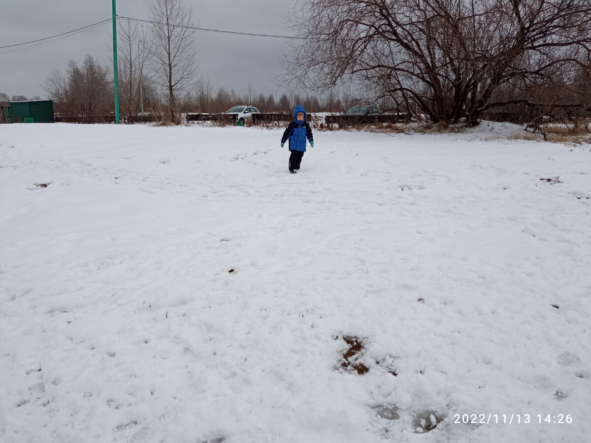 Вадим. А что, собственно, не так на этой фотографии? Ребёнок повёрнут лицом, горизонт не завален. А что всё такое мелкое, ну так я фотограф, я так вижу! И вообще, снег бликовал и меня ослепило