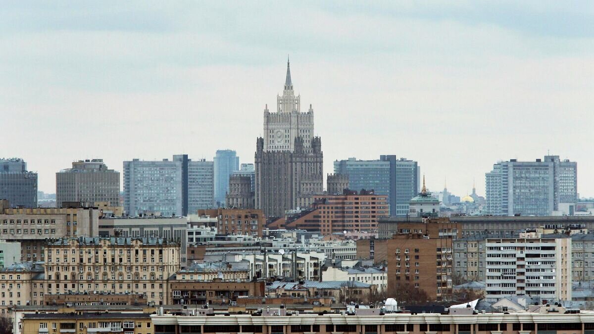    Вид на город со смотровой площадки на Воробьёвых горах в Москве© РИА Новости / Мария Девахина