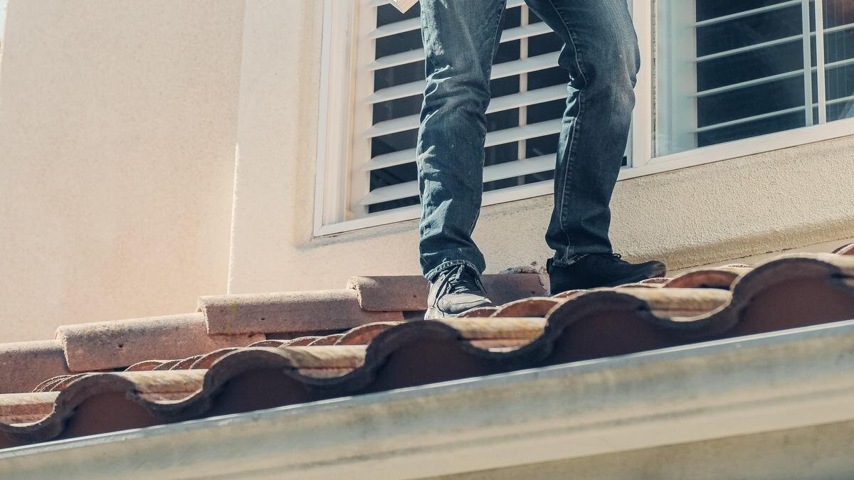    Мужчина стоит на крыше:pexels.com