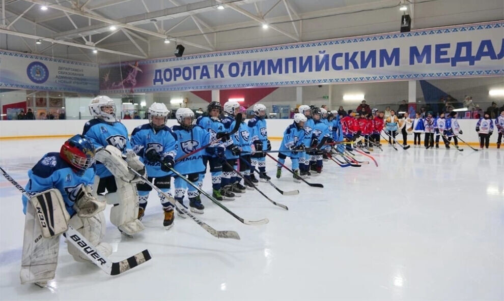    В Новом Уренгое начался открытый чемпионат ЯНАО и ХМАО по хоккею