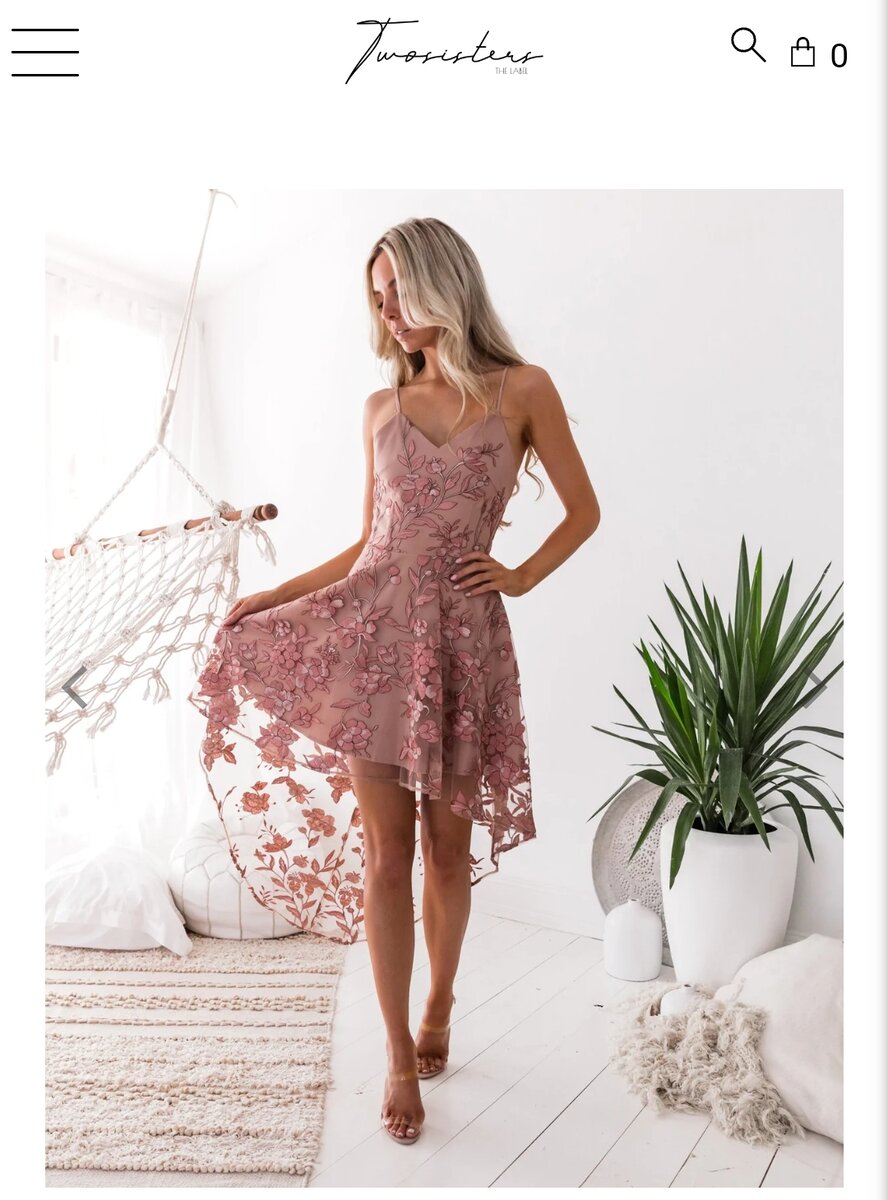 Стоимость этого платья на официальном сайте бренда.