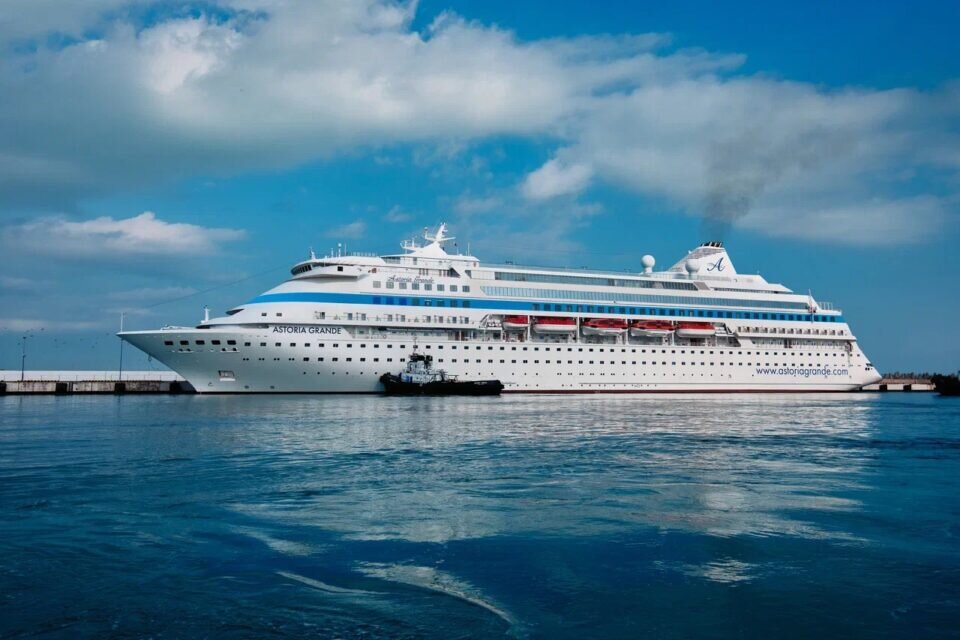    круизный лайнер Astoria Grande   
// фото: kuban.rbc.ru