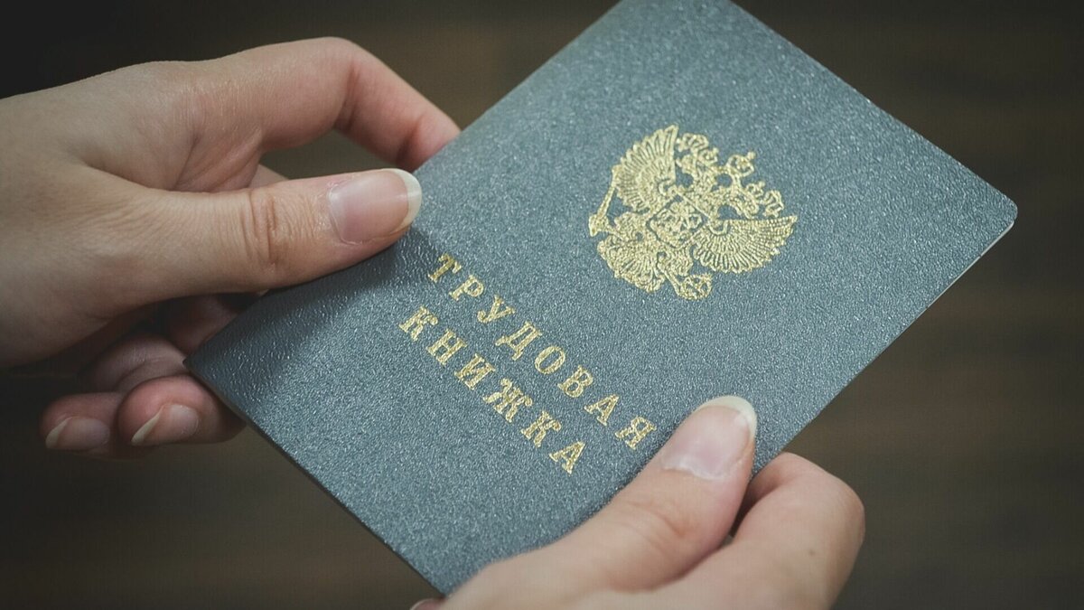     25-летняя Ольга К. пытается через суд восстановиться в КУПНО Нижегородской области. По словам девушки, начальство уволило ее не из-за плохой работы, а из-за рассказа о домогательствах со стороны другого сотрудника. Однако КУПНО этот факт не подтверждает и придерживается другого мнения.