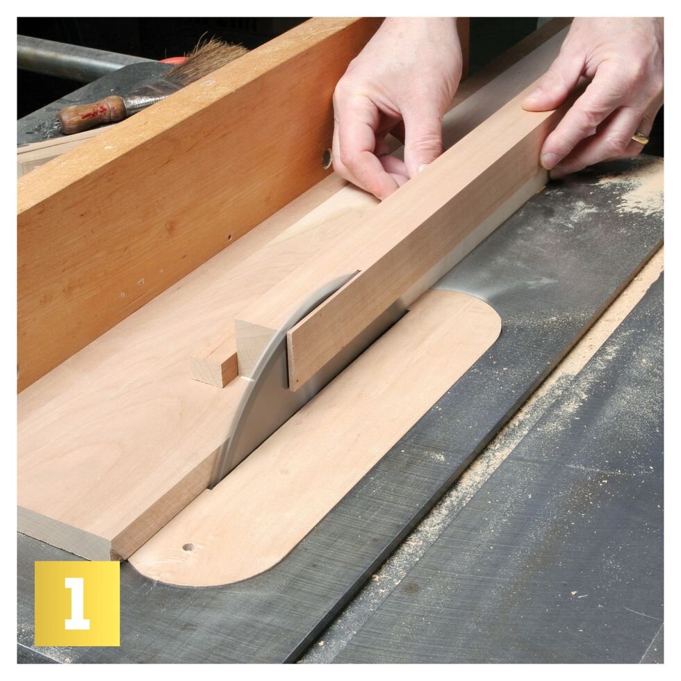 Приклейте полоску двустороннего скотча к основанию салазок.