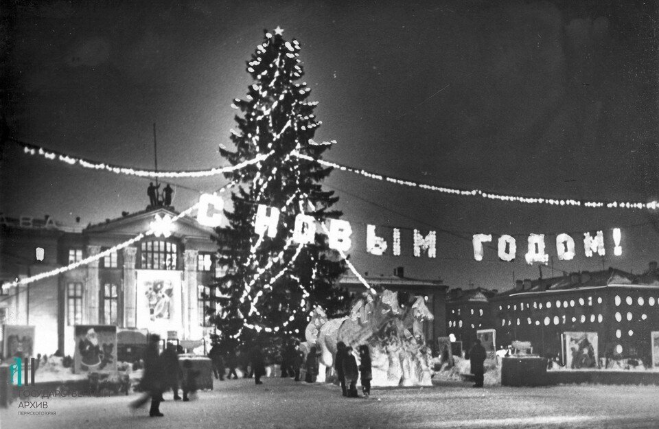     Площадь перед дворцом дворцом имени Свердлова. Фото: Пермский архив