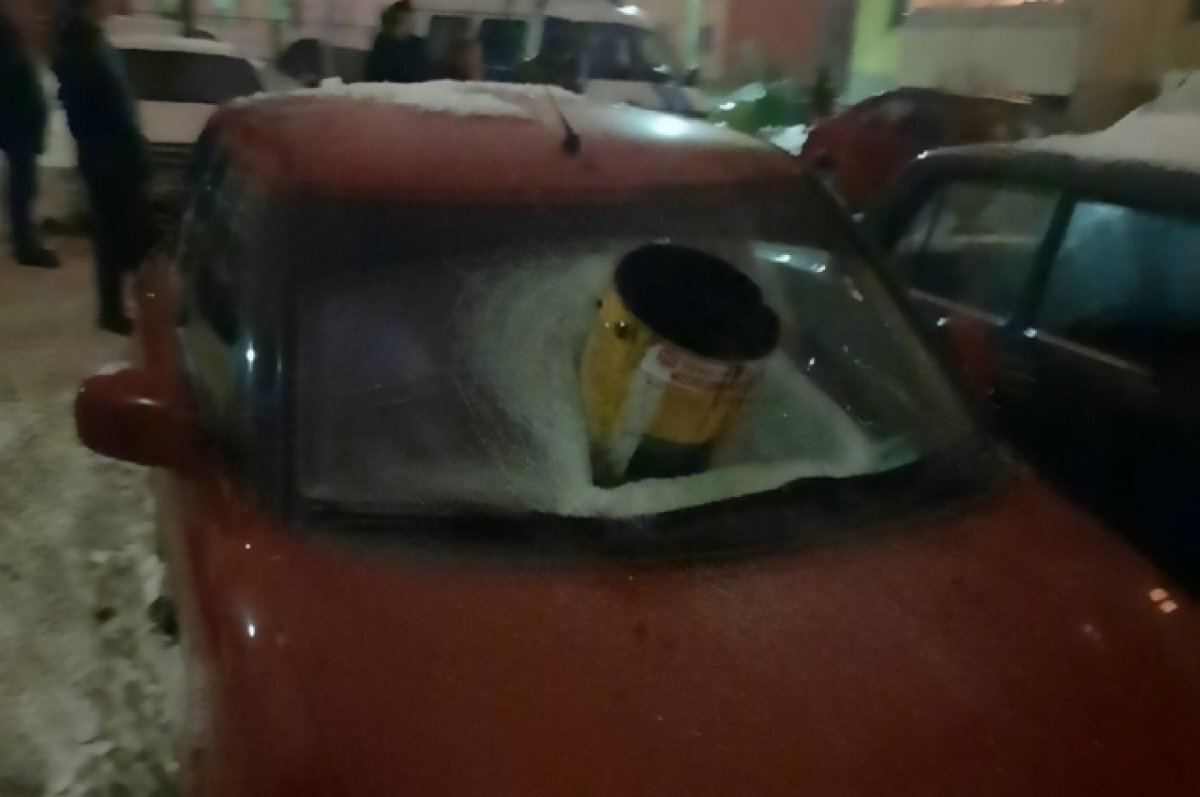    В Твери на припаркованные автомобили скинули строительный мусор