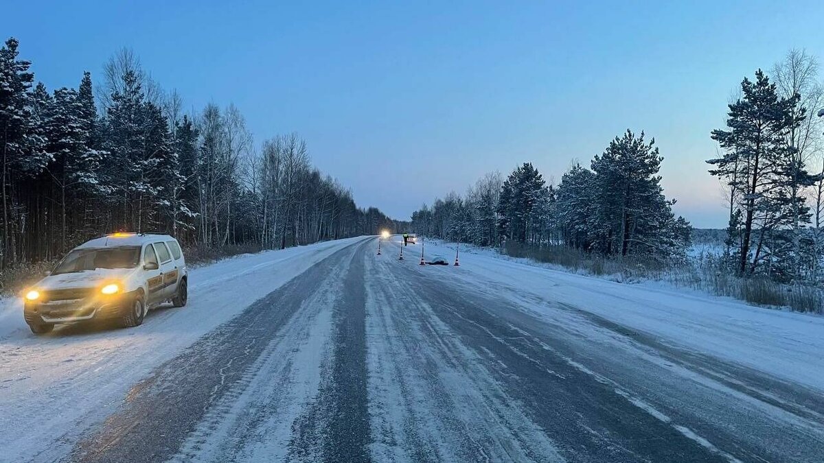     22-летний пешеход попал под колеса двух автомобилей сегодня утром на федеральной трассе Тюмень — Ханты-Мансийск. Трагедия произошла в восемь часов утра.