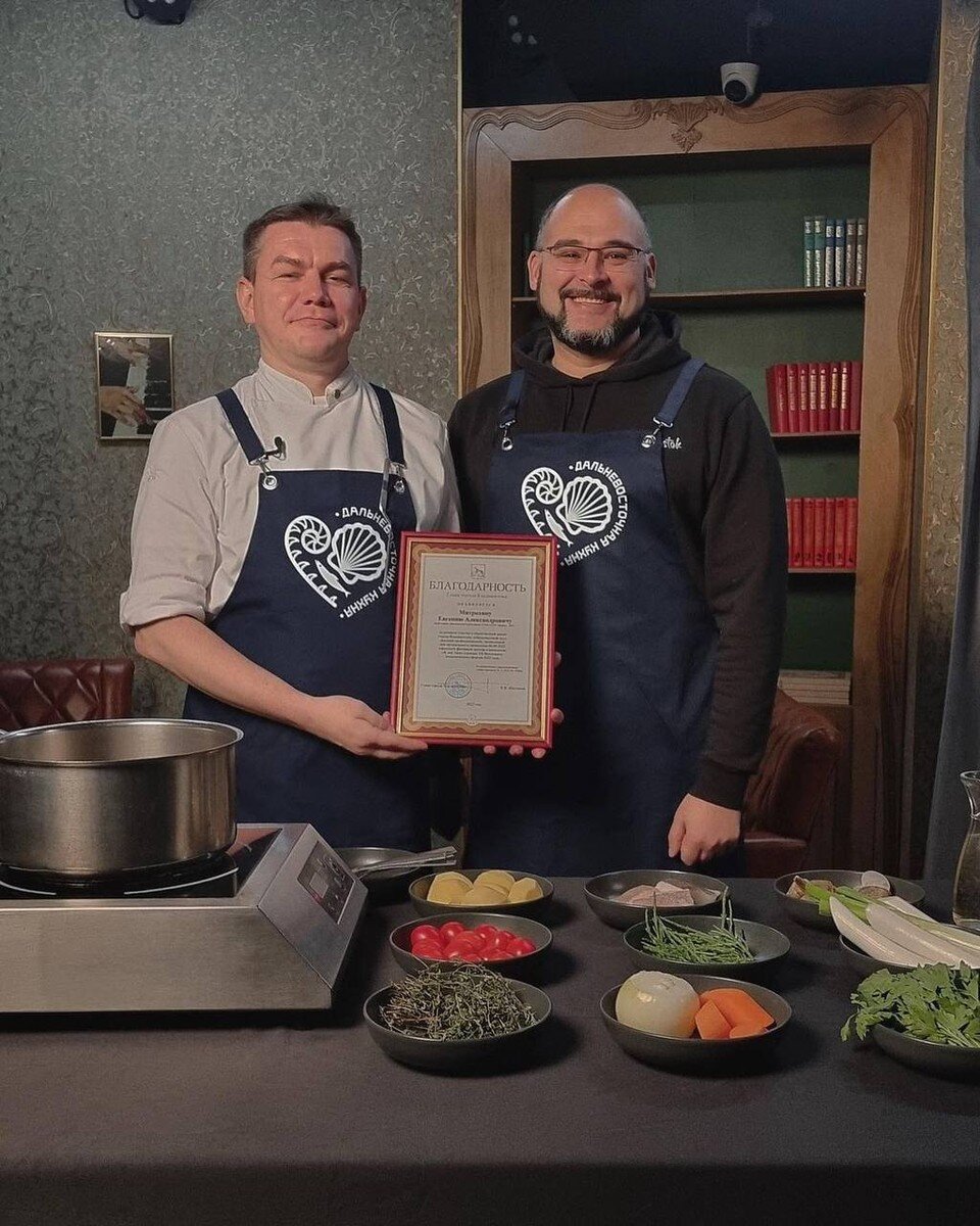     Константин Шестаков вручил Евгению Митрохину почетную грамоту за активное участие в жизни Владивостока. Фото: Ресторан Zuma