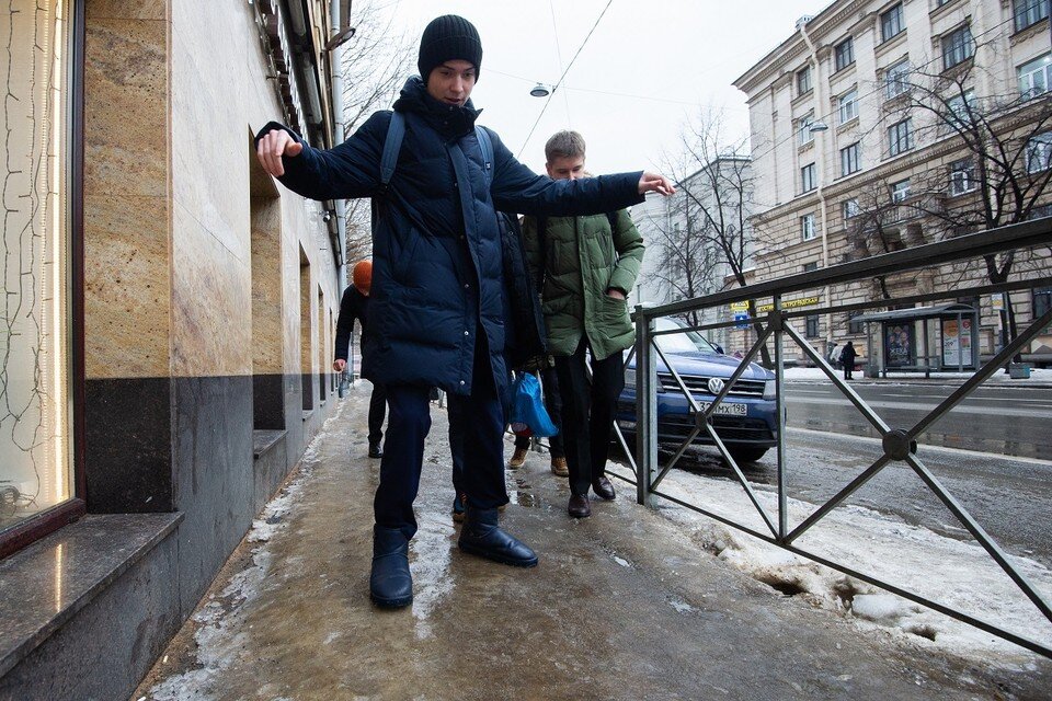     Многие этой зимой уже успели попадать на скользких тропинках Юлия ПЫХАЛОВА