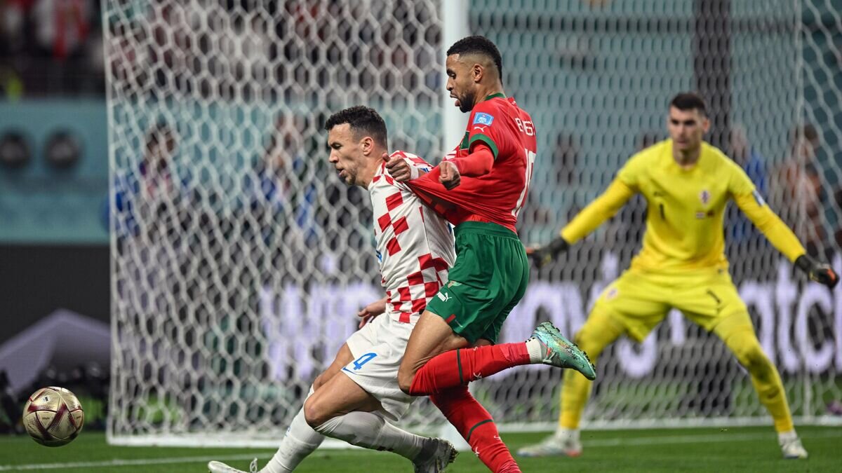    Игрок сборной Хорватии Иван Перишич (слева) и игрок сборной Марокко Юссеф Эн-Несири© РИА Новости / Григорий Сысоев