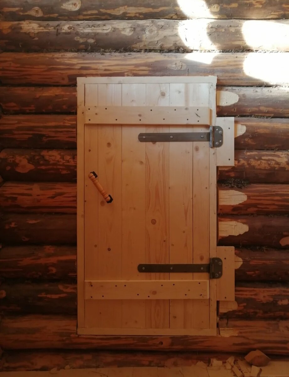 Над дверью мало места, баня села и висит на дверной коробке