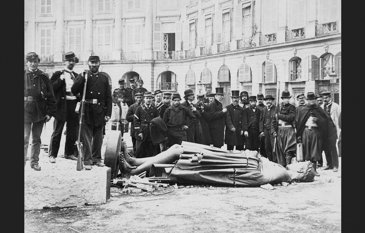 Низвергатели у фрагмента низвергнутой Вандомской колонны.