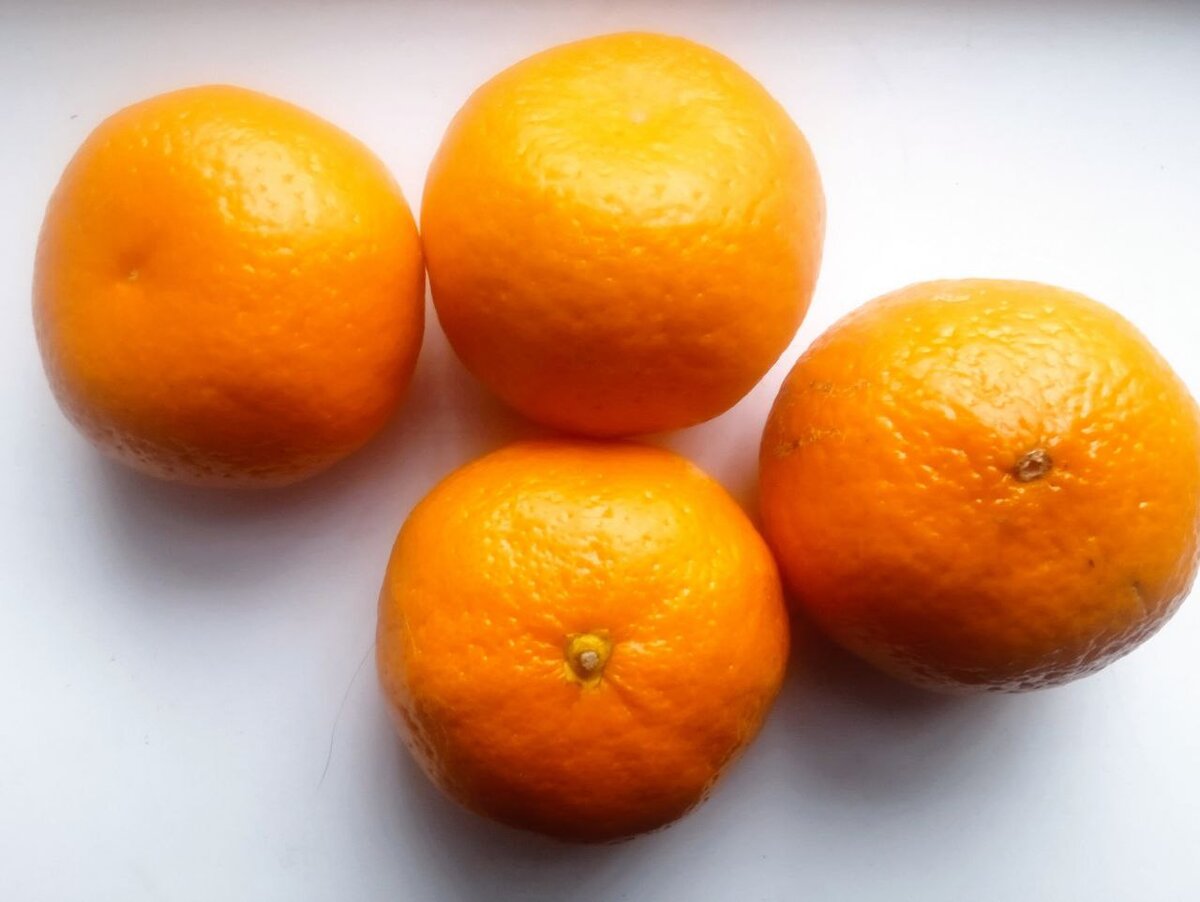 Кожица у сладкого мандарина ярко окрашена 