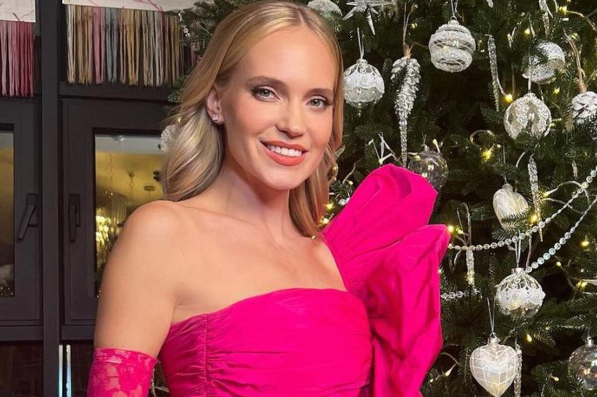     «Вот и наша красавица»: Наталья Ионова в розовом мини-платье нарядила новогоднюю ёлку