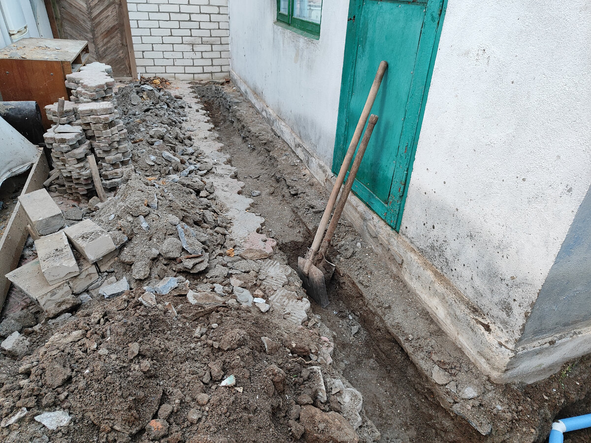 Копают вдоль летнего домика. Это отвод на котельную