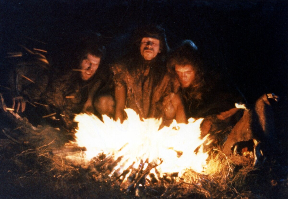 Кадр из фильма "Борьба за огонь" (1981)