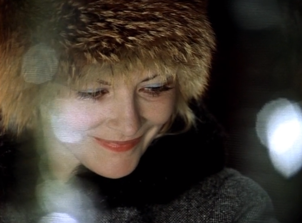 Кадр из кинофильма "Ирония судьбы, или С легким паром!", 1975 г., режиссер Эльдар Рязанов, сценаристы Эмиль Брагинский, Эльдар Рязанов, композитор Микаэл Таривердиев (скриншот)