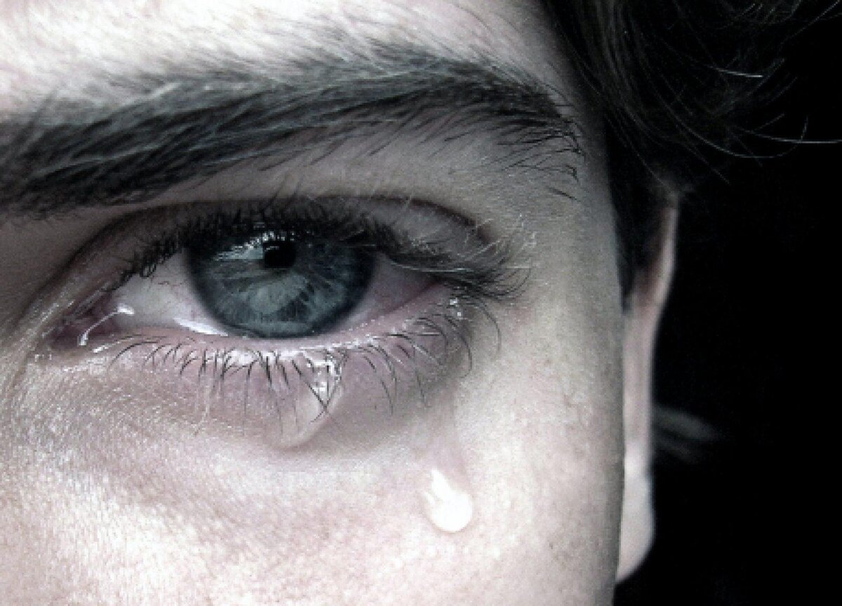 Мужчины плачут видео. Мужские слезы. Заплаканные глаза мужские. Парень плачет. Искренние слезы.
